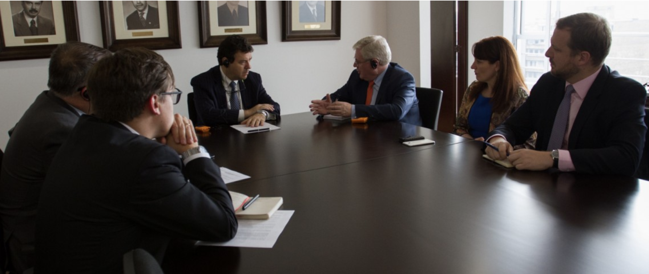 Defensor del Pueblo recibió en su despacho al enviado especial de la Unión Europea para el proceso de paz, Eamon Gilmore