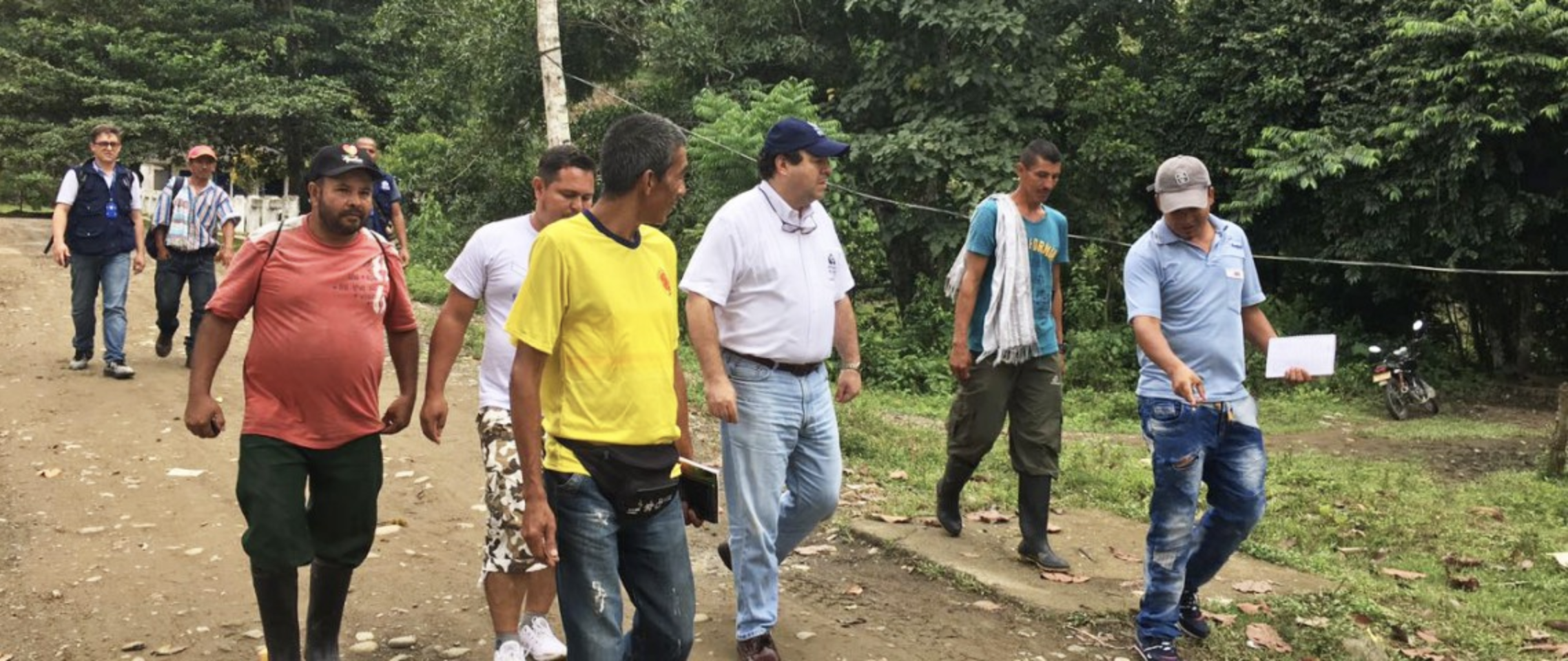 Acompañado de la comunidad, el Defensor del Pueblo, Carlos Negret, recorrió las calles del corregimiento San José de Apartadó, en Antioquia