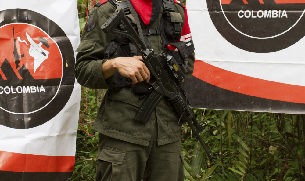 Hombre con arma de alto calibre