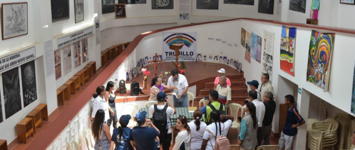 Defensor del Pueblo reunido con representantes de víctimas de la masacre de Trujillo, Valle del Cauca