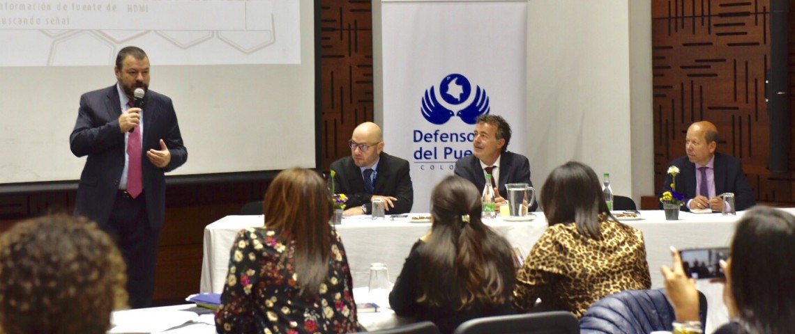 El Defensor del Pueblo, Carlos Alfonso Negret Mosquera, acompañado de la periodista Erika Fontalvo, durante la Audiencia pública de rendición de cuentas 2018 en Yopal, Casanare. Abril 25, 2019
