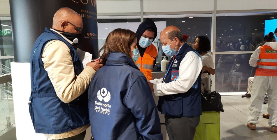 Defensoría acompaña y atiende llegada de 53 colombianos deportados de España