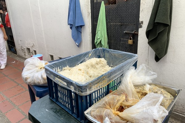 Más de 700 condenados continúan en las estaciones de Policía en Medellín