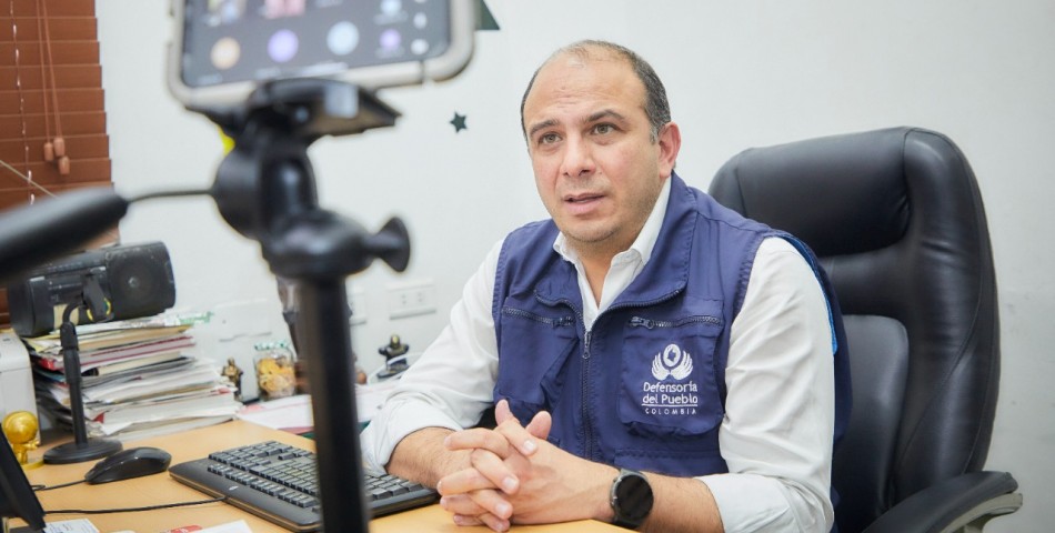 Defensor Carlos Camargo reunido de manera virtual con los 42 regionales, en el marco de una visita al Huila para revisar la Alerta Temprana 004 de 2022 con contexto electoral para el sur del país.