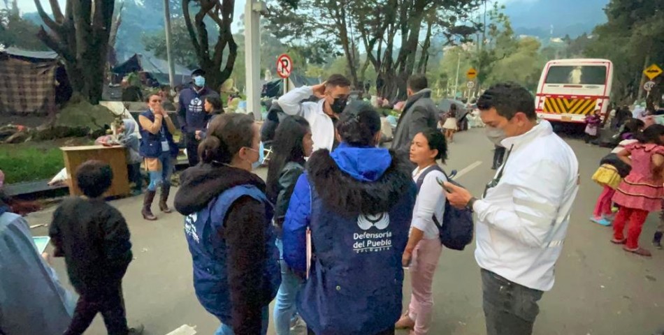 Funcionarios de la Defensoría acompañaron el traslado transitorio de las comunidades indígenas que permanecían en el Parque Nacional de Bogotá.