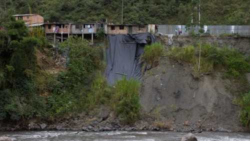 Comunidad asegura que los trabajos de dragado del río Rionegro, para extracción de minerales, han generado grietas que atraviesan 29 casas.
