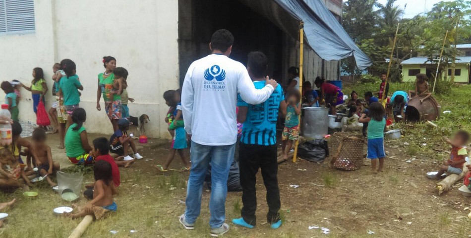 Una comisión humanitaria conformada por la Defensoría del Pueblo acompaña a personas desplazadas del Alto Baudó, en Chocó.