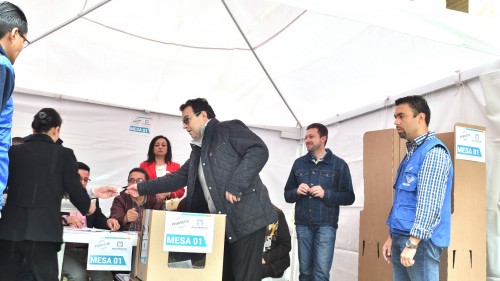 Defensor del Pueblo ejerció su derecho al voto en la Mesa 1 del Capitolio Nacional.
