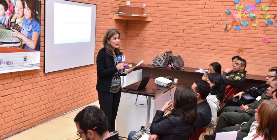 Defensoría capacitó a miembros de la Policía en el reconocimiento de derechos de personas en situación de prostitución