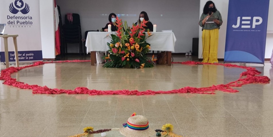 Con acompañamiento técnico de la Defensoría, organizaciones de mujeres presentaron ante la JEP, el primer ‘Informe sobre violencias basadas en género con énfasis en violencia sexual contra mujeres del sur del Valle del Cauca y norte del Cauca’.