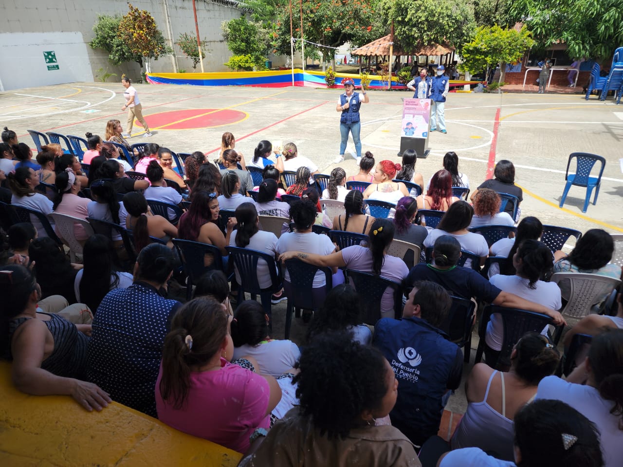 Defensoría entregó 700 kits de higiene menstrual y capacitó a privadas de la libertad en Bucaramanga y Cúcuta