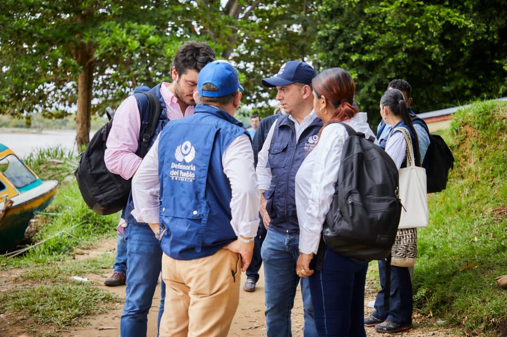 Visita humanitaria en El Bagre. 