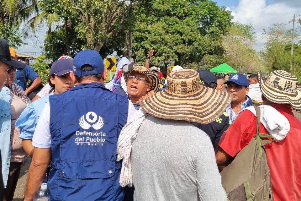 Defensor del Pueblo pide medidas urgentes ante desabastecimiento en Córdoba y Sucre generado por bloqueos en La Apartada