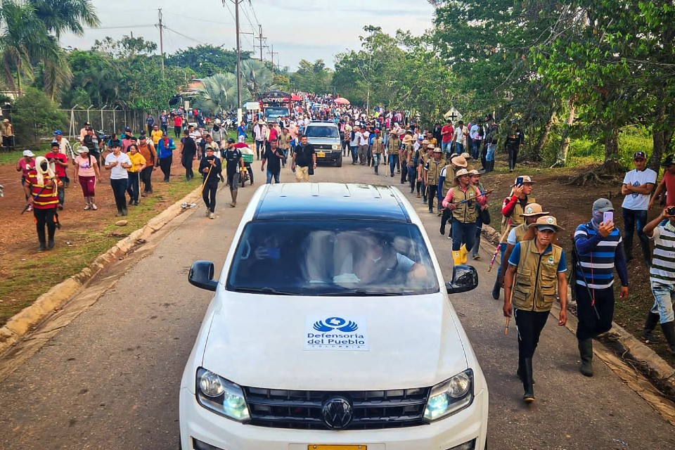 Mediación de la Defensoría del Pueblo permite regreso de policías y empleados de Emerald Energy