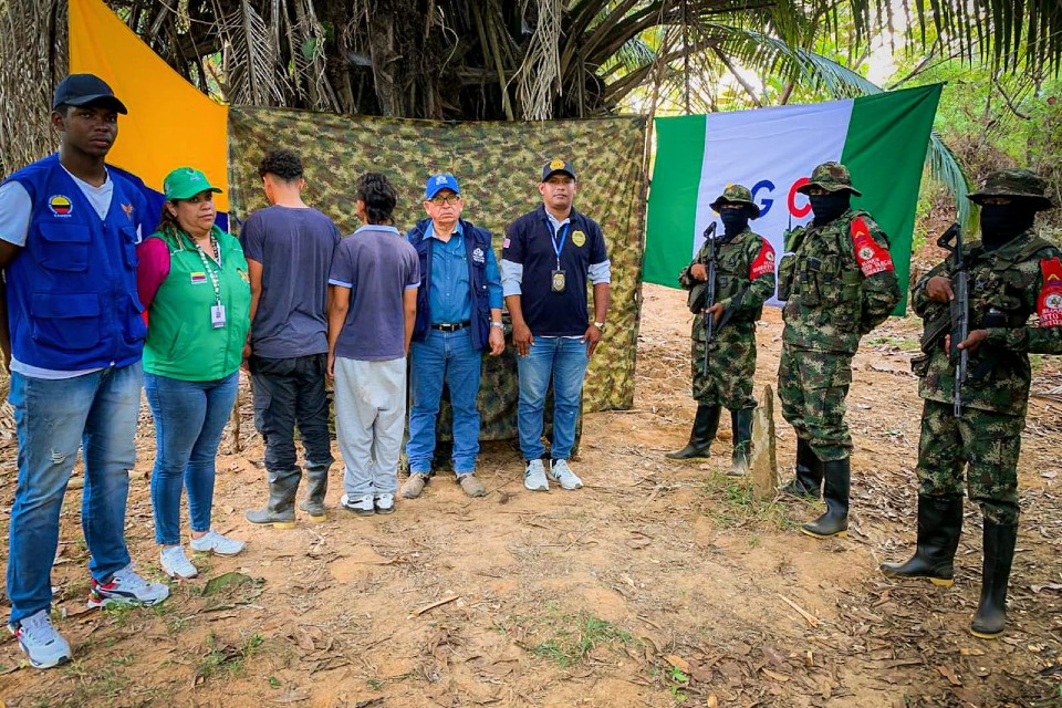 Misión humanitaria de la Defensoría del Pueblo recibió a dos adolescentes que se encontraban en poder de las AGC-Clan del Golfo