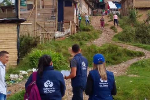 Defensoría verifica condiciones básicas en asentamientos La Samaria y El Guamo de Manizales 