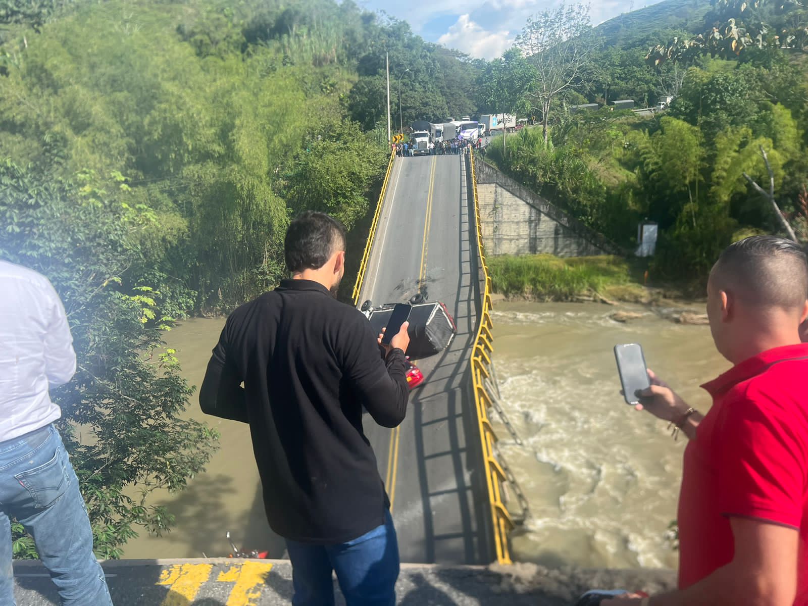 Defensoría del Pueblo pide medidas urgentes para mitigar afectaciones a la economía por derrumbe de puente El Alambrado