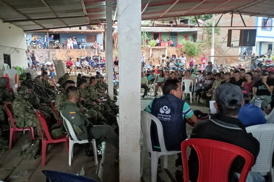 Mediación de la Defensoría del Pueblo facilitó retorno de 28 uniformados retenidos en El Patía, Cauca