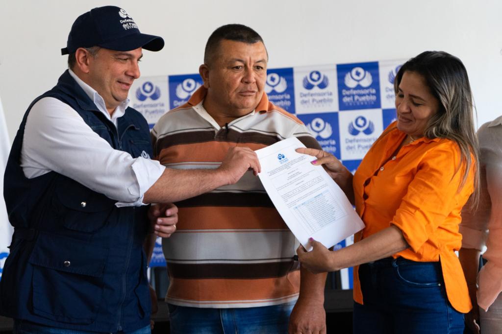 Defensor del Pueblo entregó a las víctimas de El Salado los primeros pagos de la indemnización por la sentencia de la masacre y desplazamiento que sufrieron en 2.000