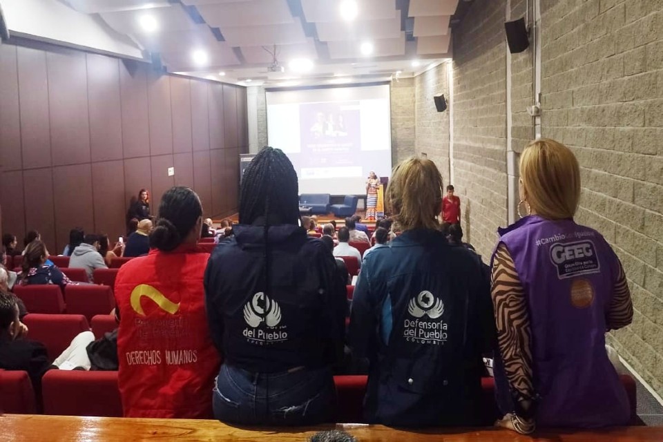 Defensoría destaca foro sobre acoso laboral, organizado por el Gobierno Nacional