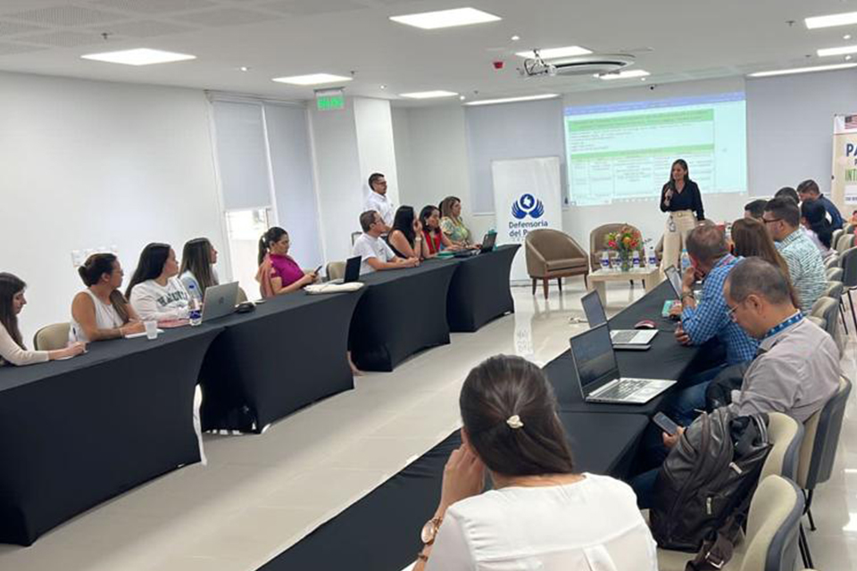 Defensoría fortalece a equipos en terreno en temas de migración y conflicto armado 