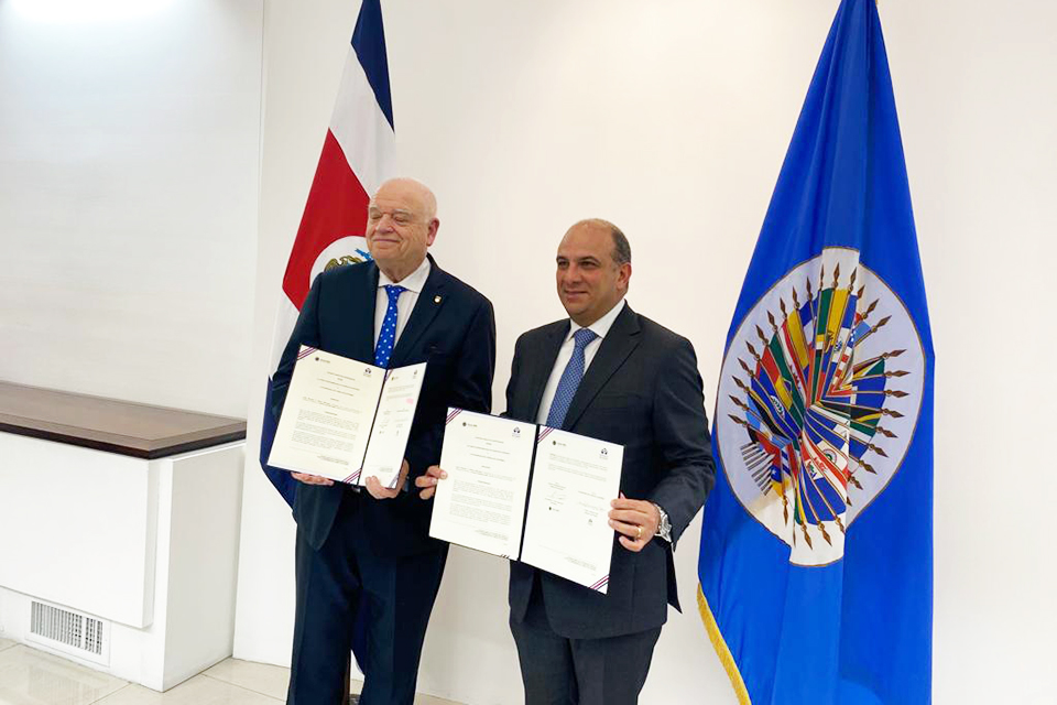 Con Presidente de la Corte Interamericana de Derechos Humanos, Ricardo Pérez Manrique.