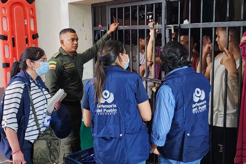 Defensoría brinda atención a 320 privados de la libertad en estación de policía de Medellín