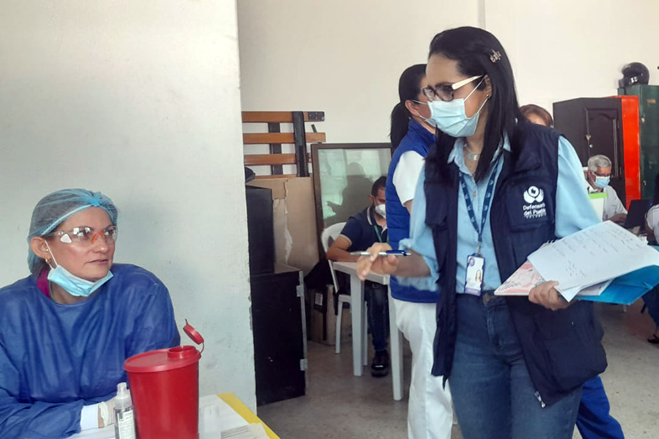 Defensoría realizó brigada de derechos humanos a 41 migrantes detenidos en estación de Policía Centro de Bucaramanga (Santander)