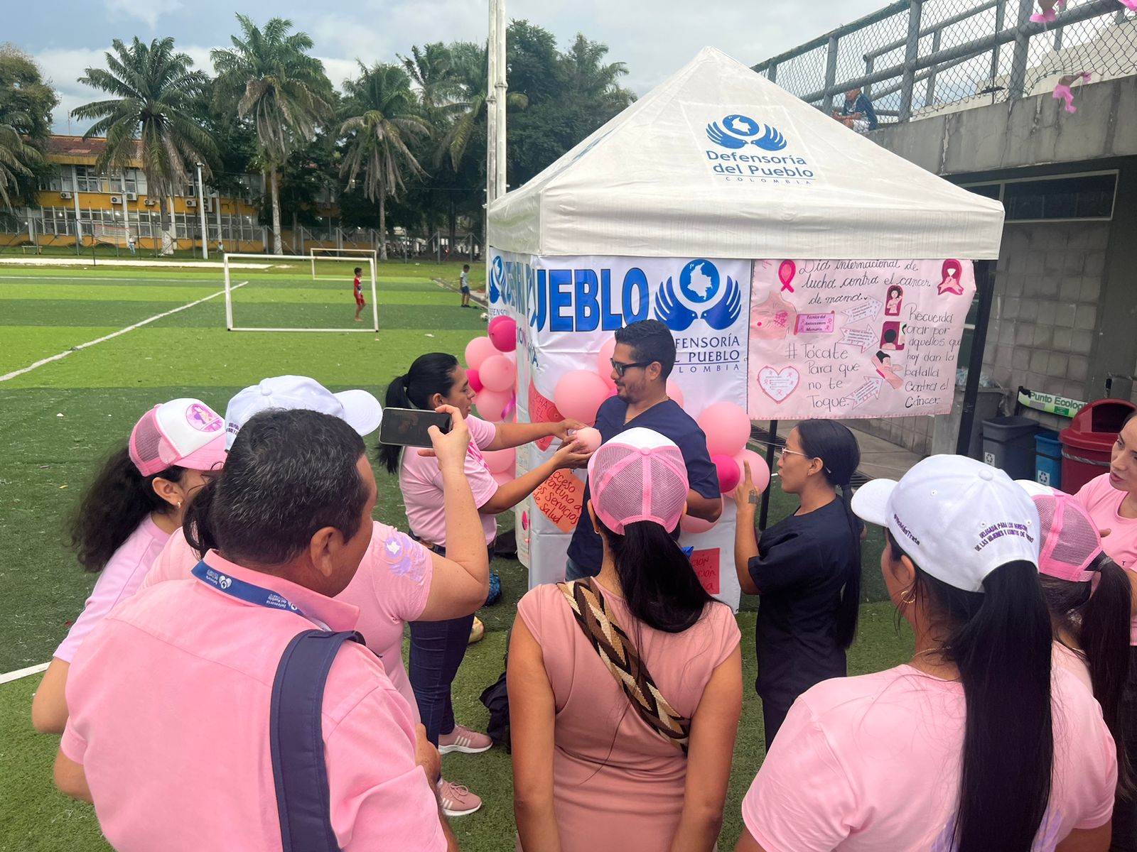 Defensoría se vistió de rosa al conmemorar el Mes de la Lucha contra el Cáncer de Mama 