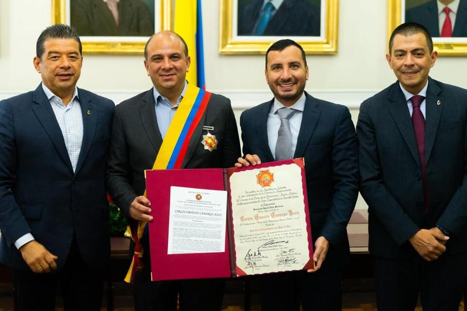 Cámara de Representantes le otorga la Condecoración Orden de la Democracia Simón Bolívar en el grado Gran Cruz Extraordinaria con Placa de Oro al Defensor del Pueblo