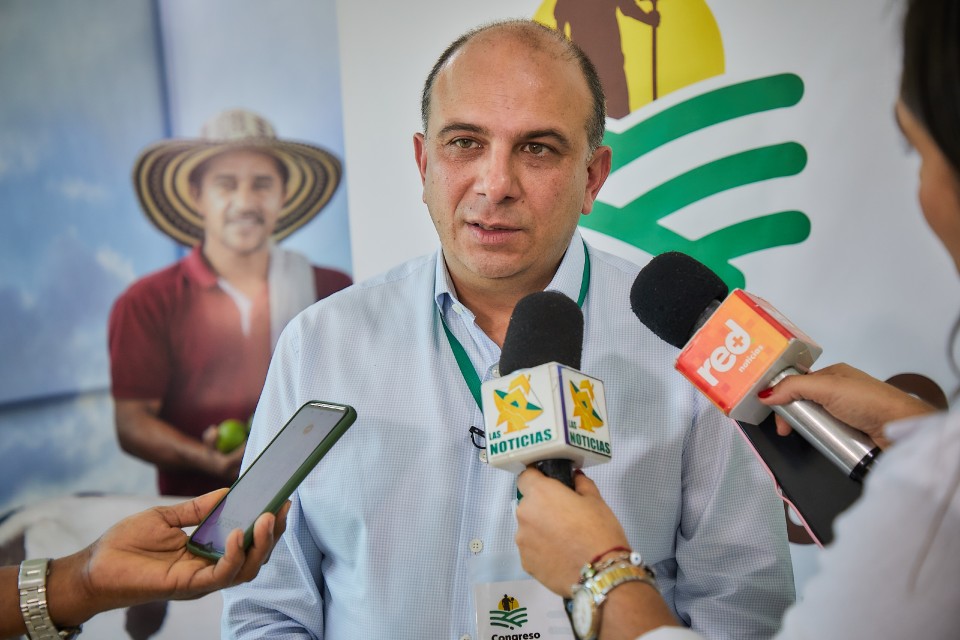 Camargo con micrófonos