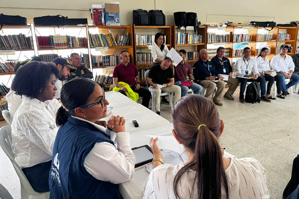 Defensoría del Pueblo participa en consejo de seguridad para evaluar riesgo de personal docente en Guaranda, Sucre