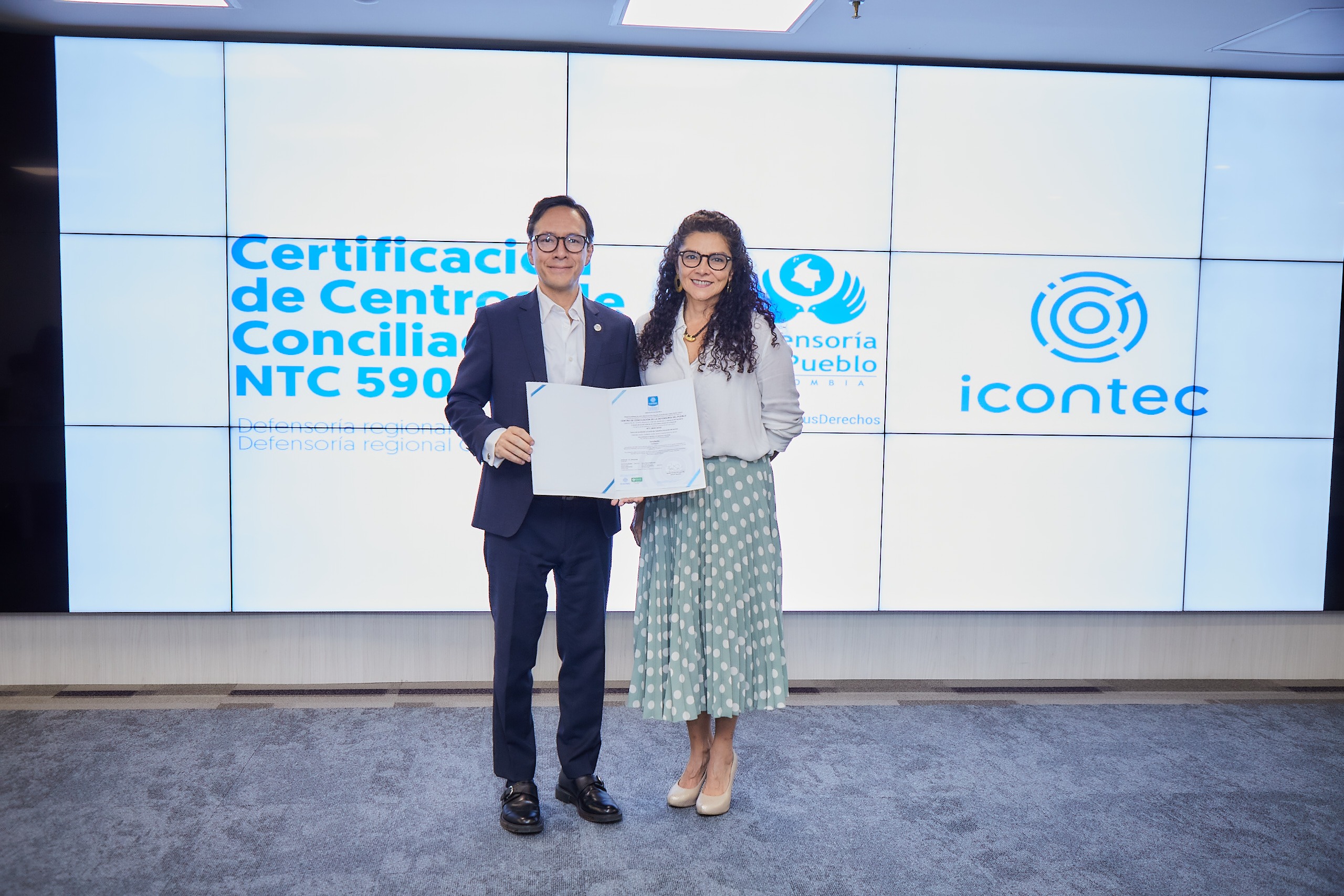 El Vicedefensor del Pueblo, Luis Andrés Fajardo, recibió de manos de la Directora Regional de Icontec, Claudia Perez, el diploma de dicha certificación para centros de conciliación y/o arbitraje, que otorga esta organización encargada de supervisar el cumplimiento de las normas nacionales e internacionales.