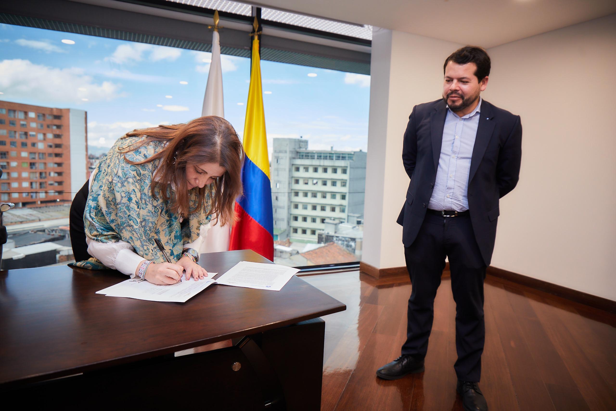 Defensoría sella acuerdo para proteger derechos de personeras y personeros