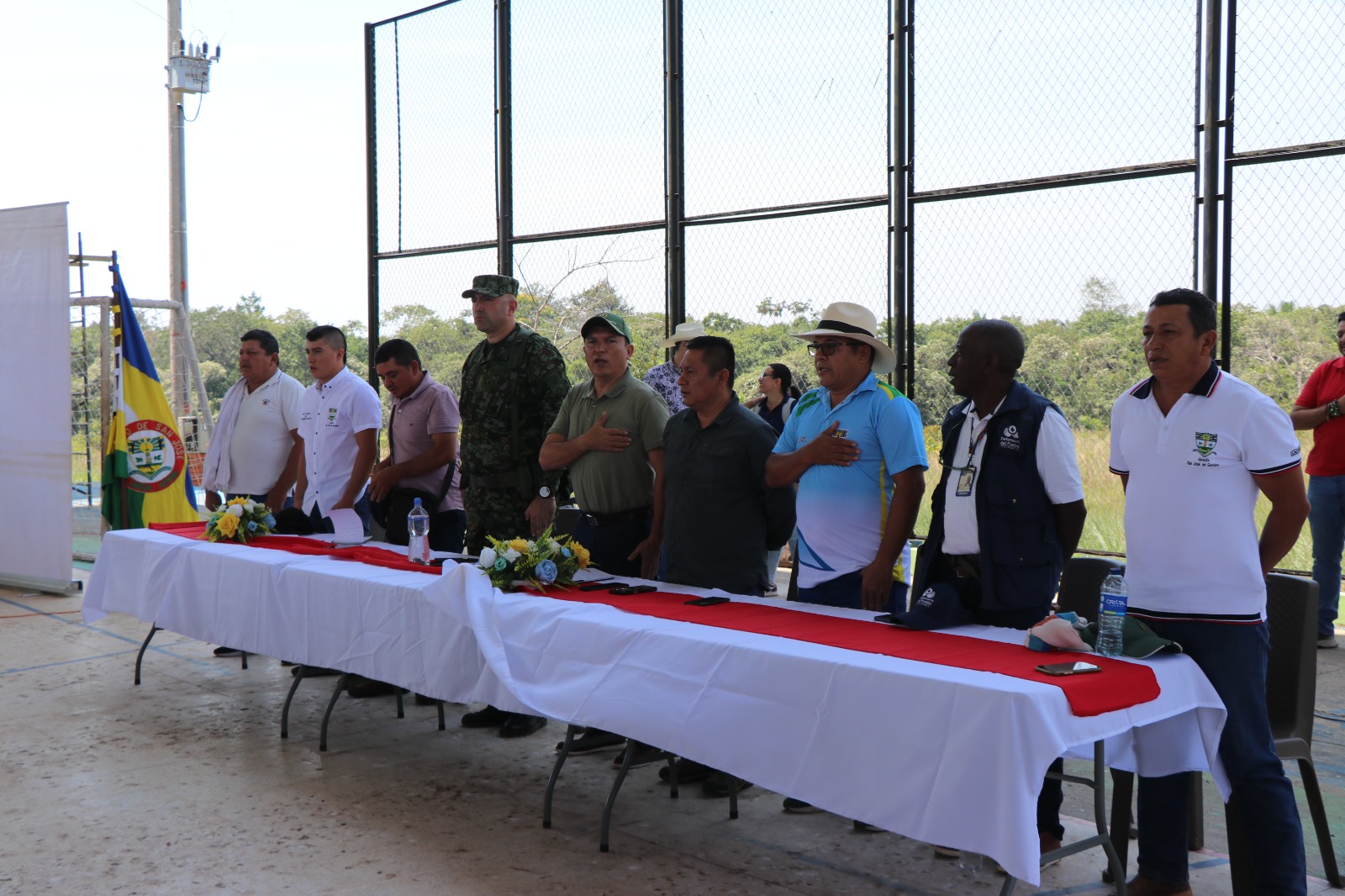Defensoría socializa contratos para mejorar viviendas rurales con 430 unidades sanitarias y reparar vías terciarias en Guaviare