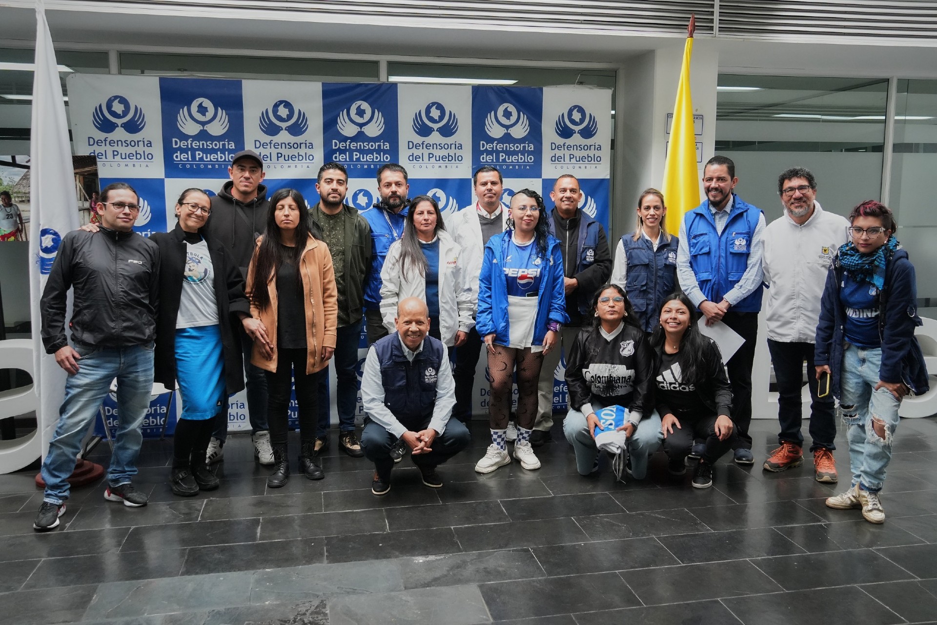 Defensoría del Pueblo intermedia en la entrega de banderas emblemáticas entre organizaciones de mujeres futboleras