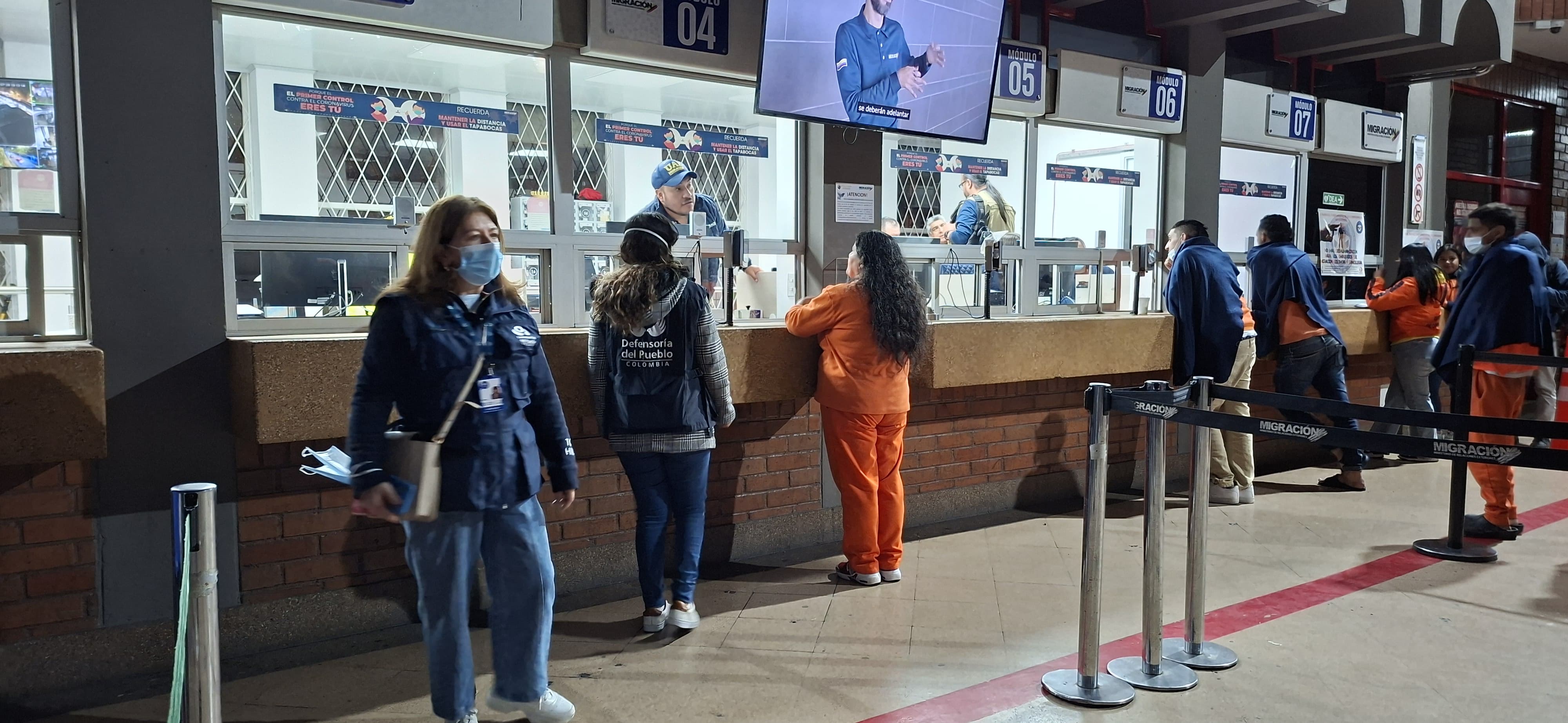 Fotografia personas en la frontera colombia ecuador