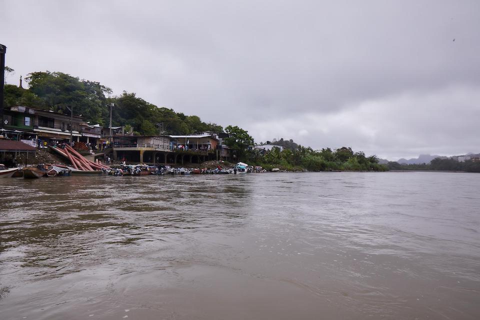 Casas al lado de un río grande