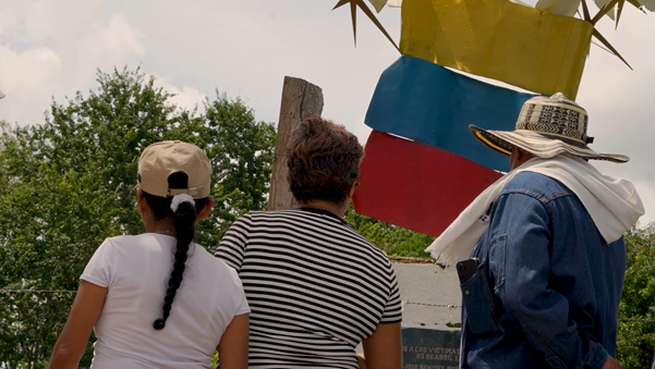 Entre la reconstrucción y la memoria, la comunidad mira hacia el futuro con esperanza, confiando en la paz y en la reparación integral como camino para sanar. 