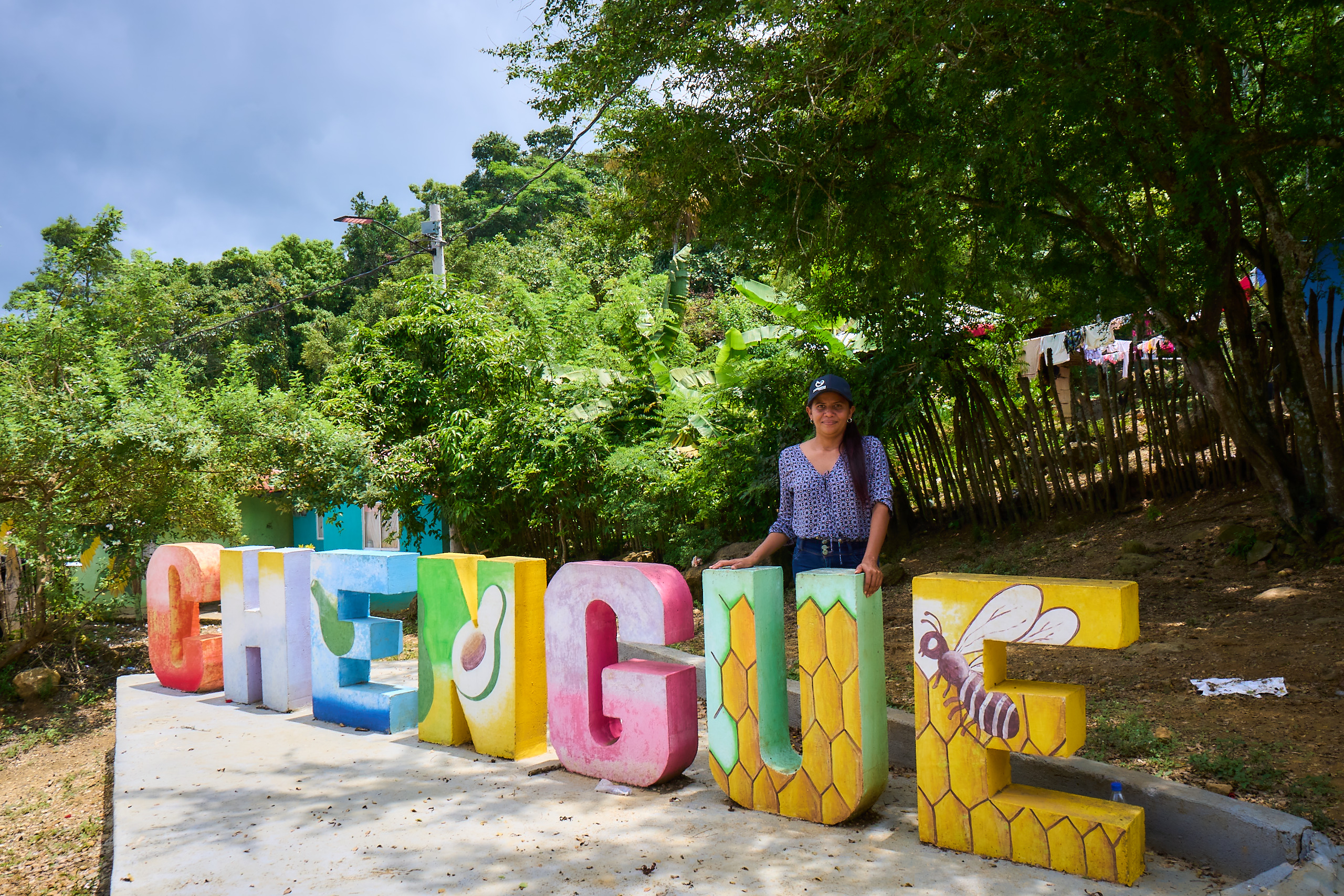 Gina Ortíz Martínez lidera un proyecto de miel en Chengue y sueña en seguir habitando este territorio junto a sus hijos y familia.