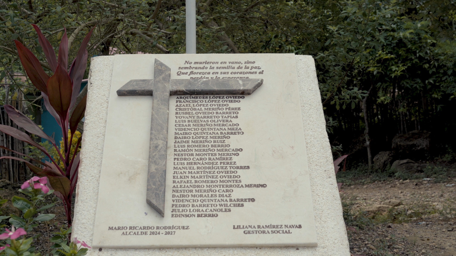 Cada 17 de enero, la comunidad se reúne alrededor de los murales y monumentos para recordar a quienes ya no están.