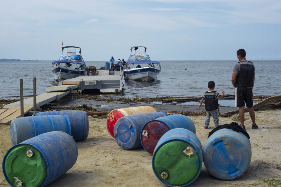 migrantes en un puerto
