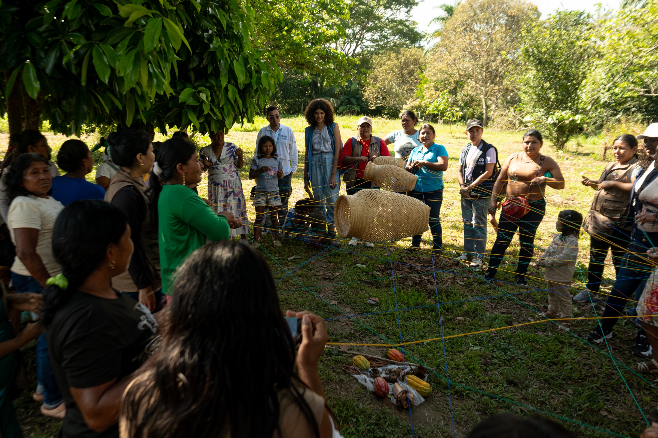 Mujeres Jiw reunidas en campo abierto durante la Juntanza.