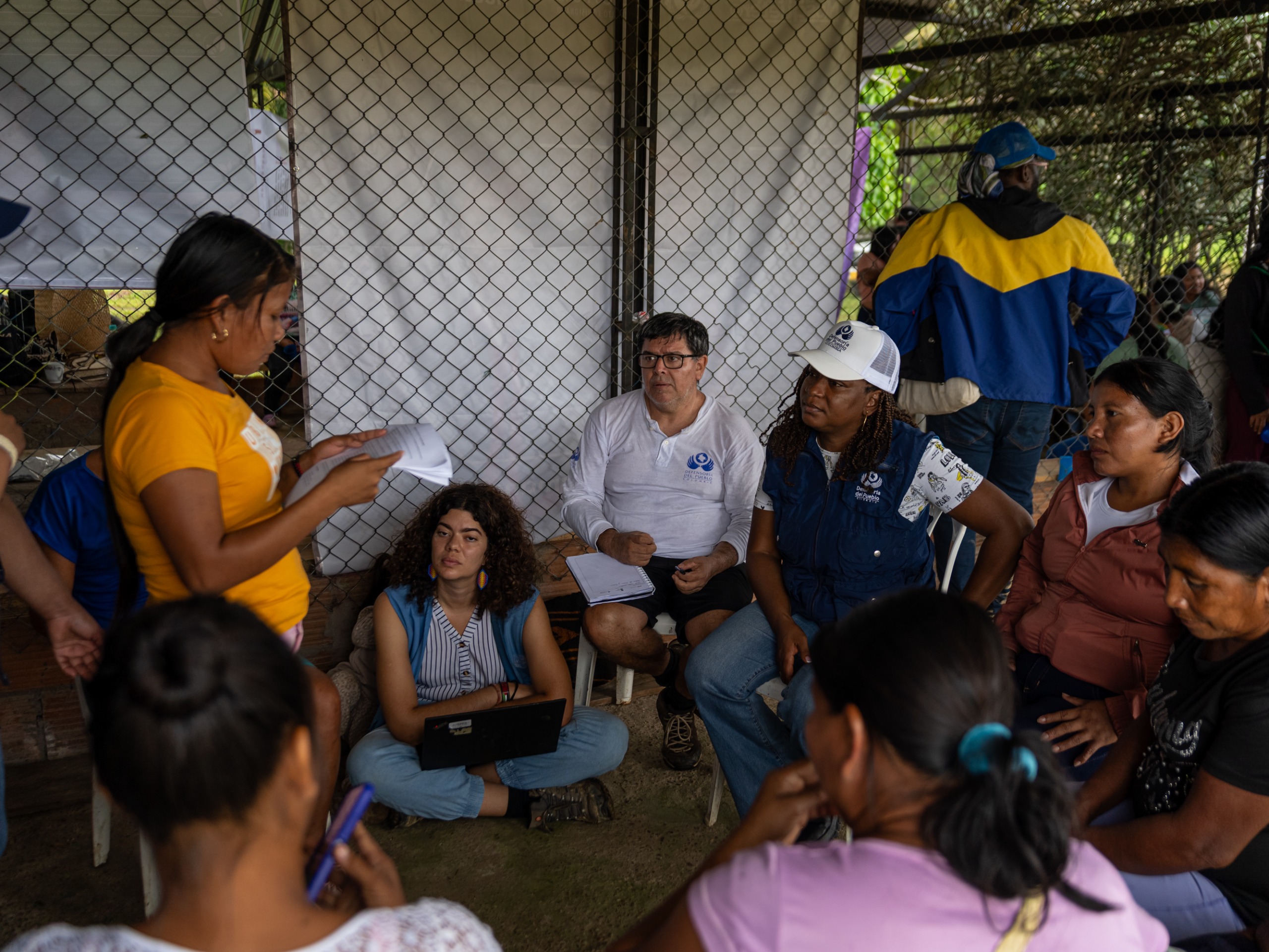 Mujeres Jiw participando en una lectura o diálogo en grupo.