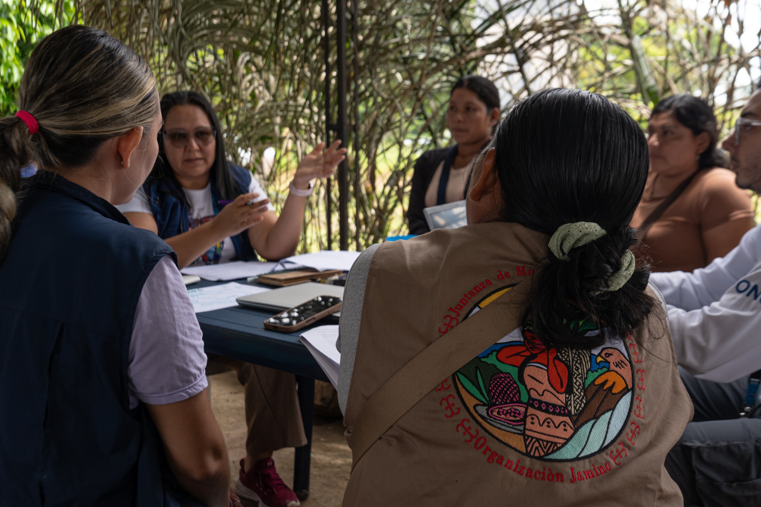 Mujeres Jiw sentadas juntas en la Segunda Gran Juntanza.