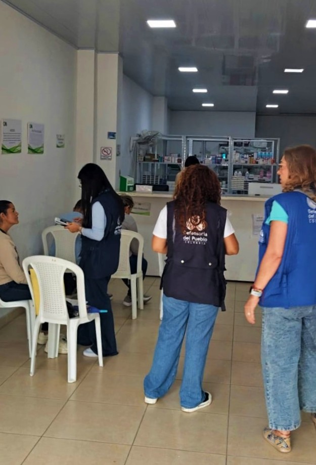 Personal de la Defensoría atendiendo en una farmacia o centro de salud