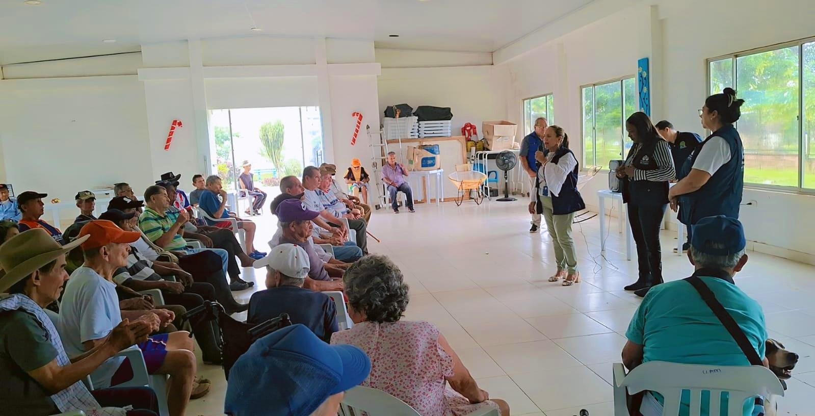 Grupo de personas mayores en Guaviare sonriendo