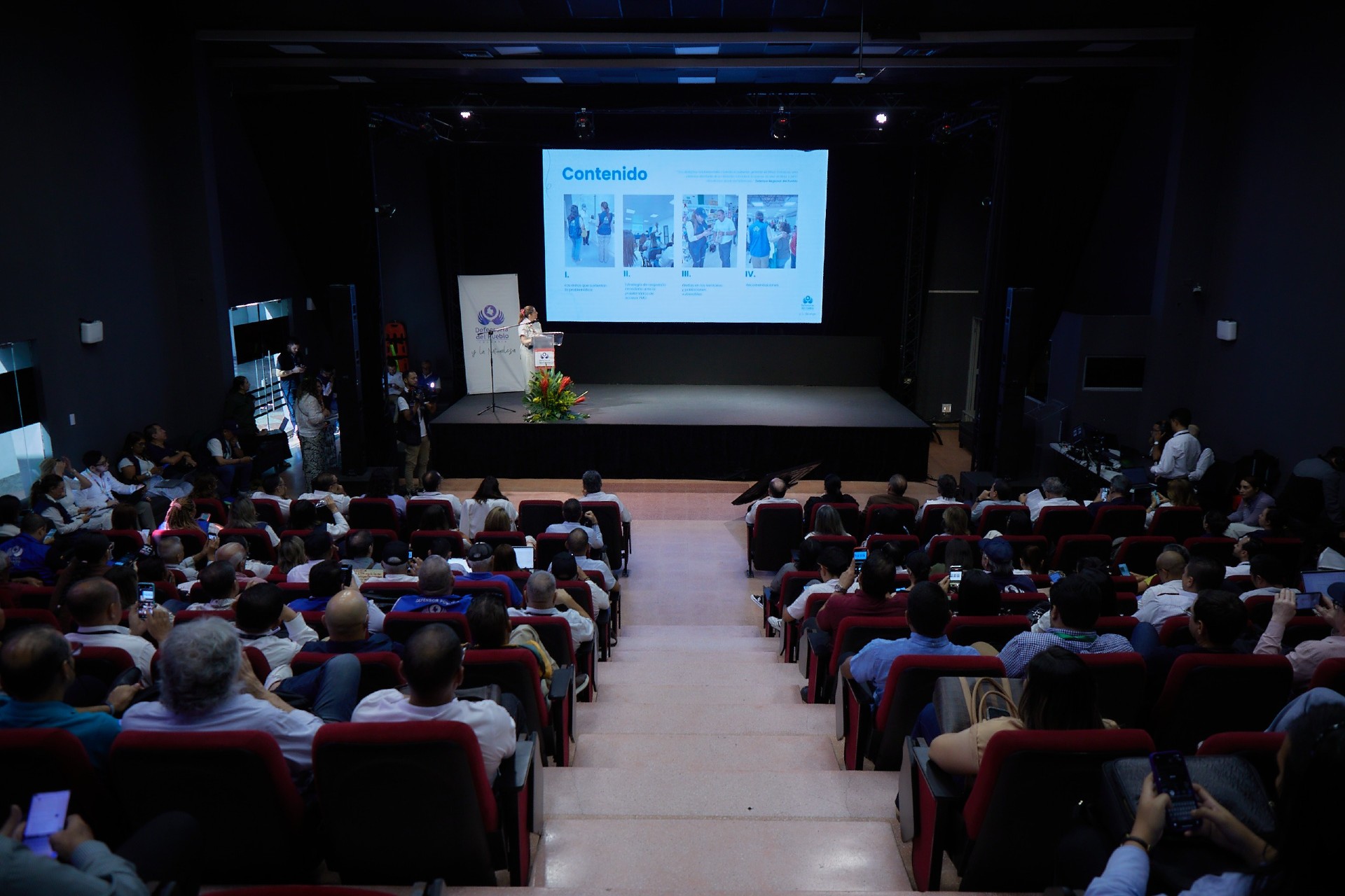 Vista del auditorio durante la presentación del informe