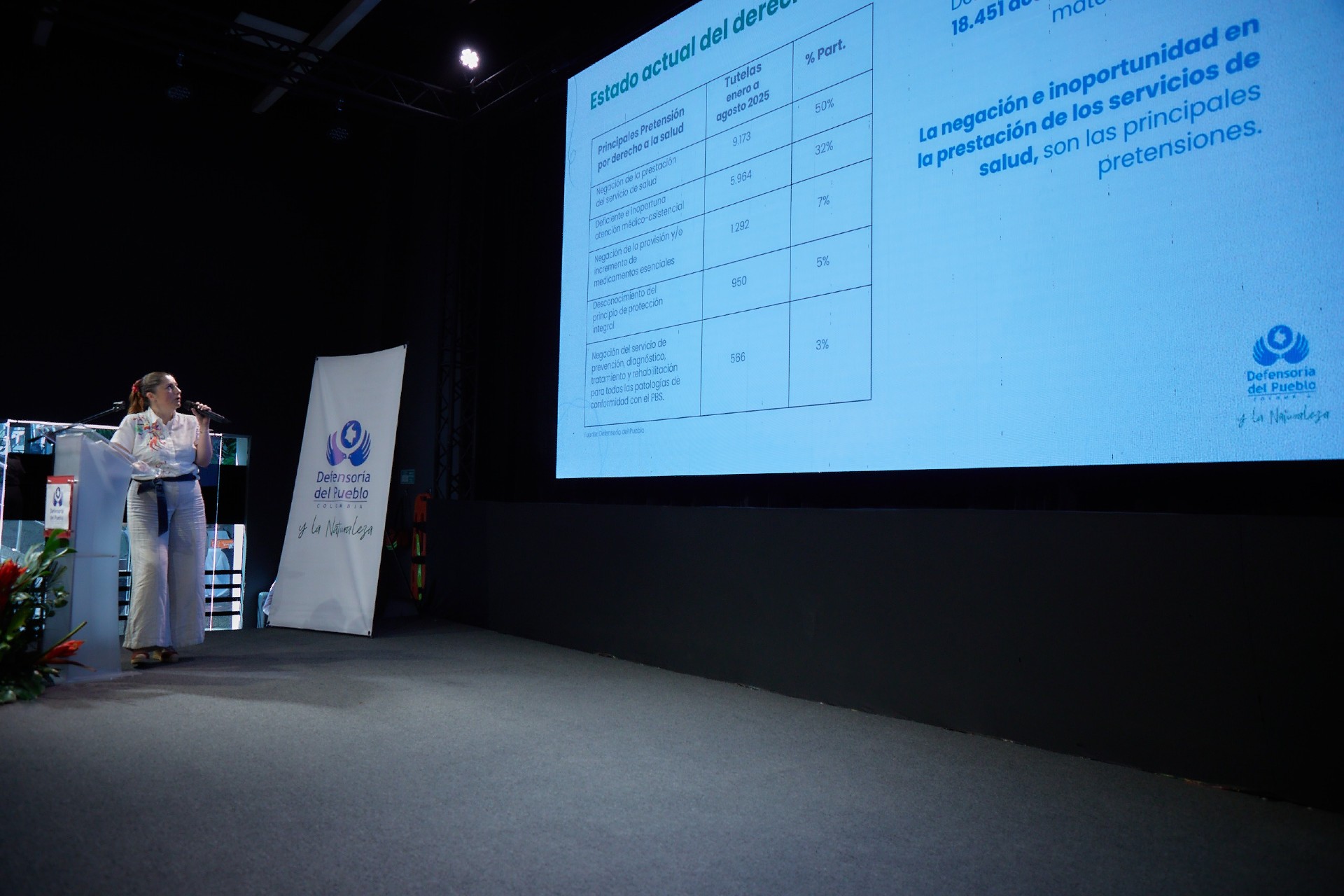 Defensora presentando cifras del informe