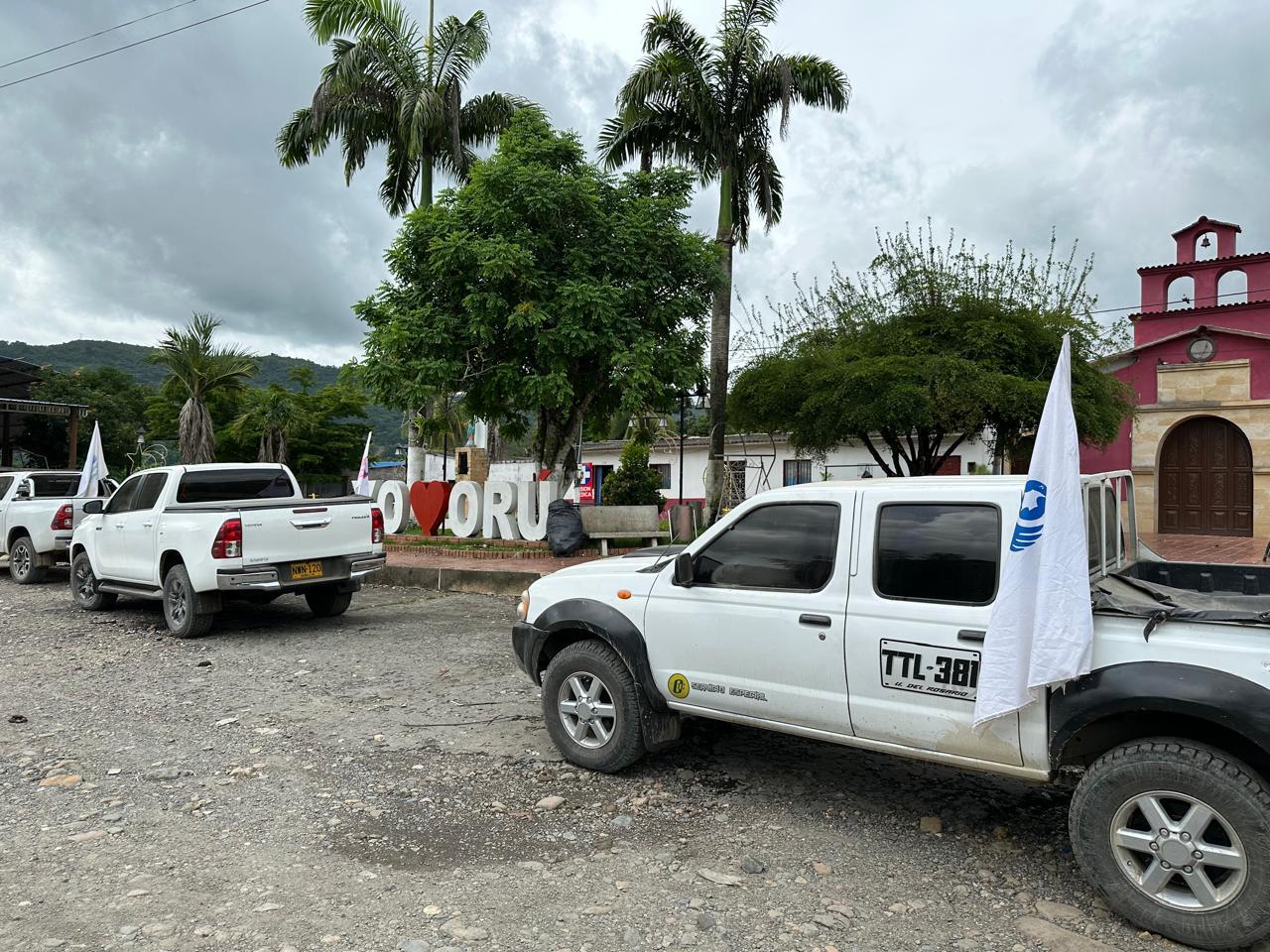 Vehículos de ayuda humanitaria o acompañamiento institucional.
